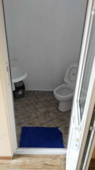 Отели типа «постель и завтрак» Private House In Kobuleti Кобулети Двухместный номер с 2 отдельными кроватями и собственной ванной комнатой-7